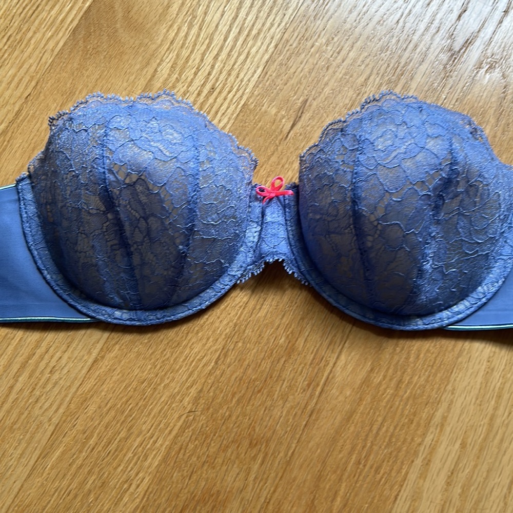 Victoria's Secret Scalloped lace strapless bra